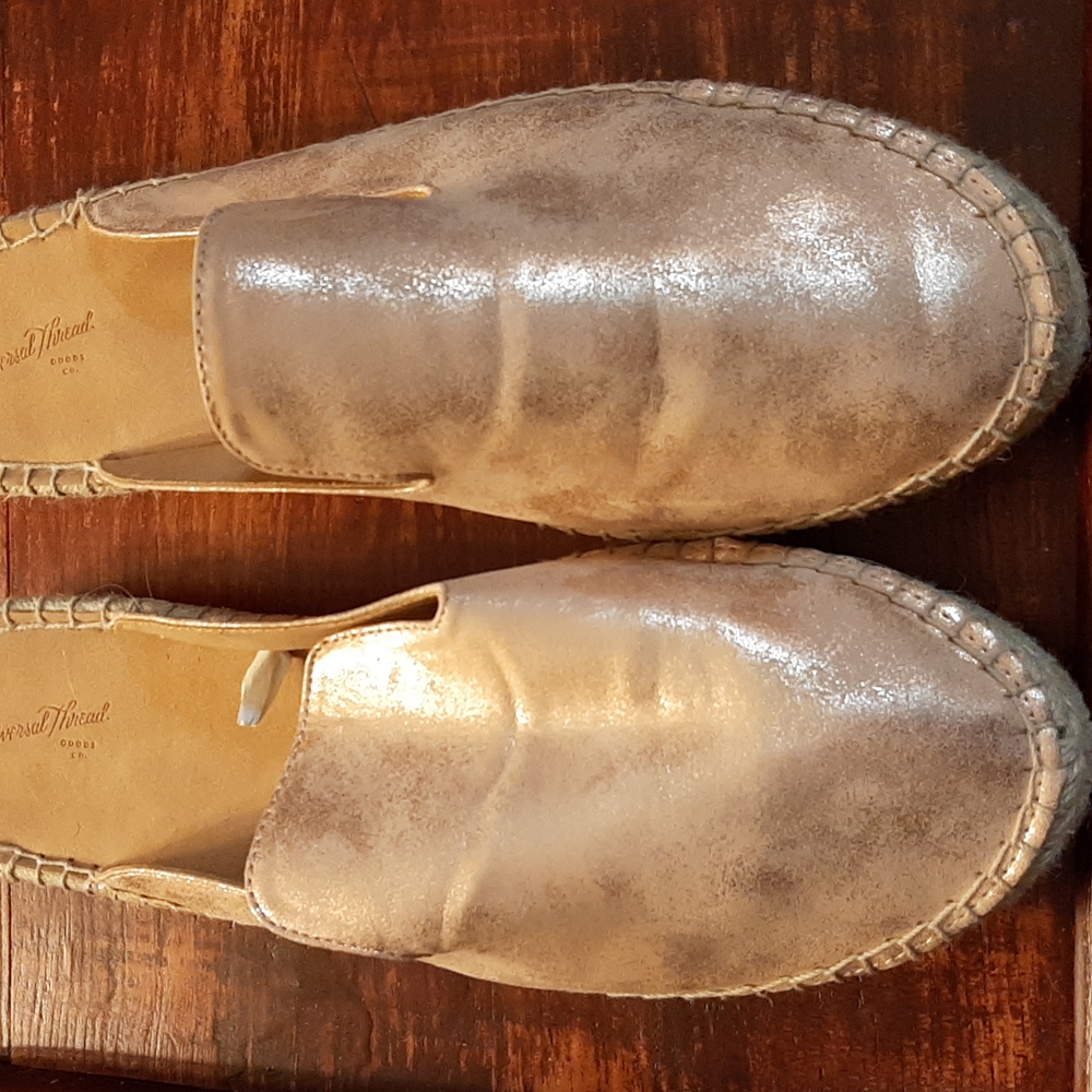 Universal Thread metallic gold slip-on sz 11